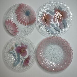 SYDENSTRICKER 4 Pc Handcrafted Pink Daisy Floral Round Glass 8.5in Plates Signed